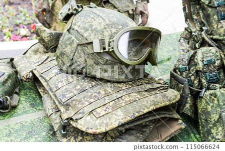 Army kevlar helmet to protect the head from bullets and shrapnel with protective goggles Army kevlar helmet to protect the head from bullets and shrapnel with protective goggles 115066624