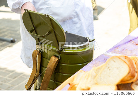 Army canteen tank for carrying and storing food 115066666