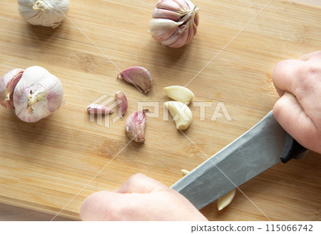 Cloves of garlic crushed with a knife 115066742