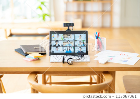 Screen during telework: PC screen during online meeting 115067361