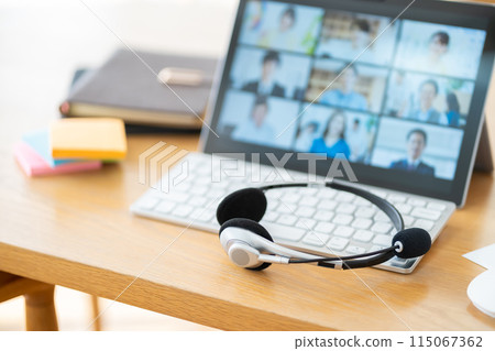 Screen during telework: PC screen during online meeting Screen during telework: PC screen during online meeting 115067362