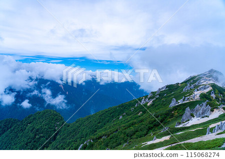 [Mountain climbing material] The ridgeline of Mt. Tsurugidake in summer and the rising clouds [Nagano Prefecture] 115068274