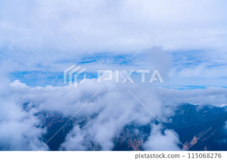 [登山素材] 夏天的椿嶽山脊線和升騰的雲彩 [長野縣] 115068276