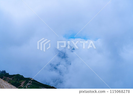 [Mountain climbing material] The ridgeline of Mt. Tsurugidake in summer and the rising clouds [Nagano Prefecture] 115068278
