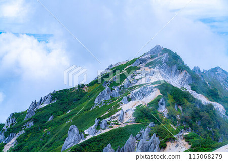 [Mountain climbing material] The ridgeline of Mt. Tsurugidake in summer and the rising clouds [Nagano Prefecture] 115068279