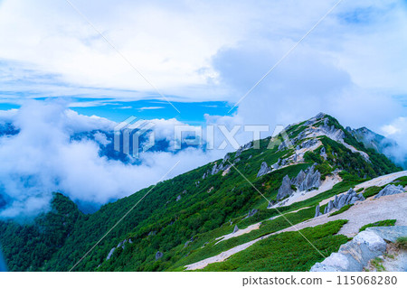 [Mountain climbing material] The ridgeline of Mt. Tsurugidake in summer and the rising clouds [Nagano Prefecture] 115068280
