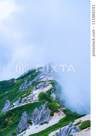 [Mountain climbing material] The ridgeline of Mt. Tsurugidake in summer and the rising clouds [Nagano Prefecture] 115068281