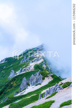 [Mountain climbing material] The ridgeline of Mt. Tsurugidake in summer and the rising clouds [Nagano Prefecture] 115068282
