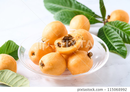 玻璃盤上的大枇杷 玻璃盤上的大枇杷 115068992