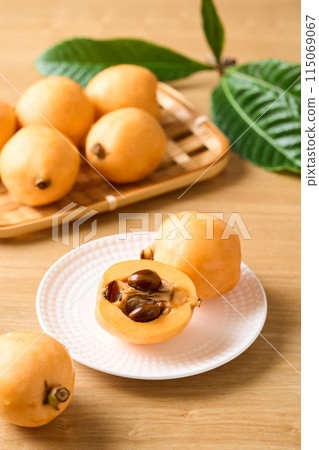 琵琶切成兩半 琵琶切成兩半 115069067