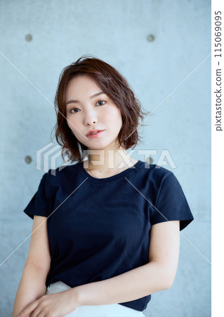 坐在混凝土背景椅上的女人 坐在混凝土背景椅上的女人 115069095