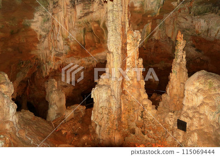 石垣島珊瑚礁石灰岩洞穴 115069444