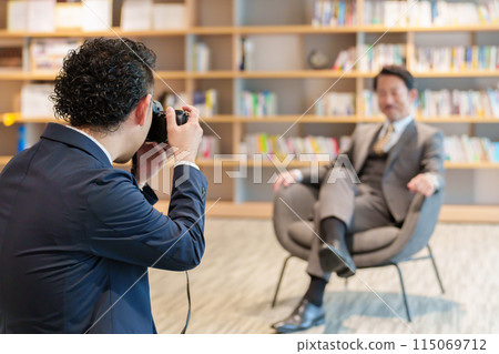 Interview, photography, cameraman 115069712