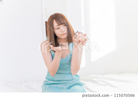 Money-poor woman 115070566