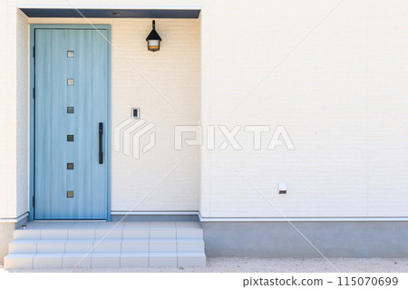 Building exterior: Entrance area 115070699