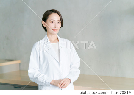 穿白大褂的女人的畫像 穿白大褂的女人的畫像 115070819