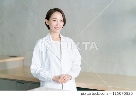 穿白大褂的女人的畫像 穿白大褂的女人的畫像 115070820