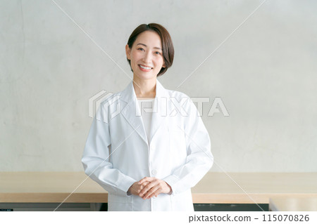 穿白大褂的女人的畫像 115070826