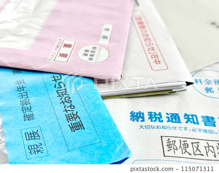 很多凌亂郵件的特寫 115071311