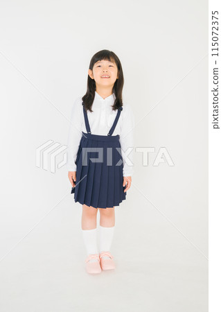 Elementary school student with a smile 115072375