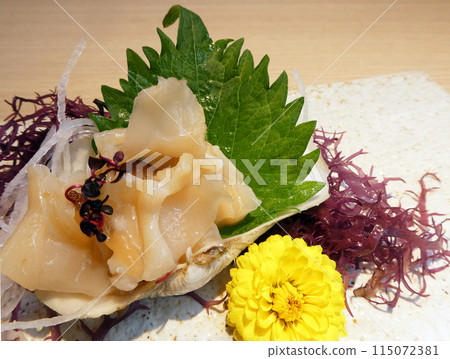 A photo of white clam sashimi with a crunchy texture and subtle sweetness, rich in the aroma of the seashore 115072381