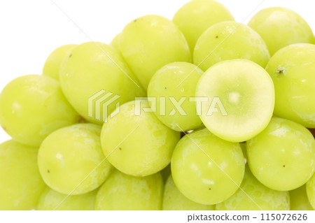 閃耀馬斯喀特切橫斷面葡萄，可以帶皮食用明亮的背景 115072626