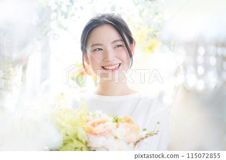 種花的年輕女子、被花包圍的生活和細心的生活方式、在花店打工的形像等。 種花的年輕女子、被花包圍的生活和細心的生活方式、在花店打工的形像等。 115072855