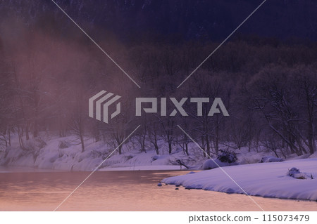 Nishiwaga Town, Iwate Prefecture Snow scene at sunrise 115073479