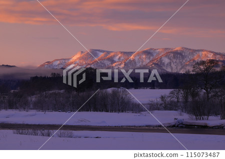 岩手縣西和賀町日出時的雪景 115073487