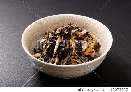 水煮羊棲菜(牛蒡、紅蘿蔔、羊棲菜、炸豆腐) 水煮羊棲菜(牛蒡、紅蘿蔔、羊棲菜、炸豆腐) 115073737