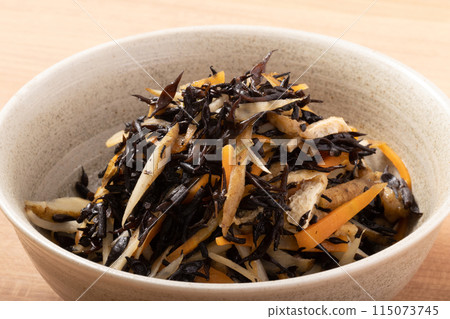 水煮羊棲菜(牛蒡、紅蘿蔔、羊棲菜、炸豆腐) 水煮羊棲菜(牛蒡、紅蘿蔔、羊棲菜、炸豆腐) 115073745