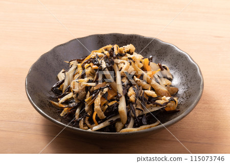 水煮羊棲菜(牛蒡、紅蘿蔔、羊棲菜、炸豆腐) 水煮羊棲菜(牛蒡、紅蘿蔔、羊棲菜、炸豆腐) 115073746