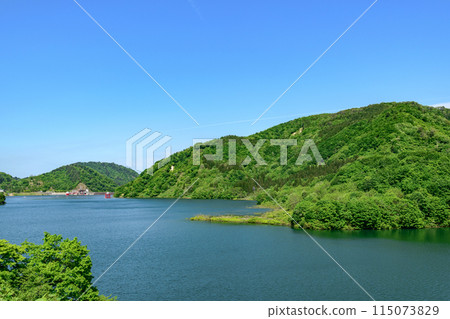 白河湖 藍天、殘雪、新綠的森林 115073829