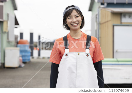 一名漁業婦女站在魚港 115074609