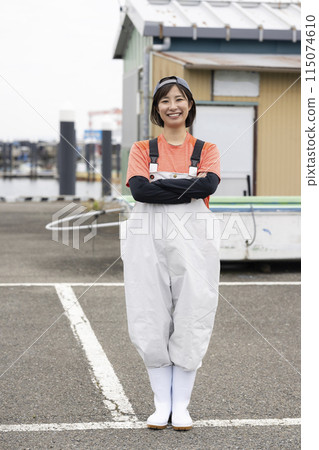 一名漁業婦女站在魚港 115074610