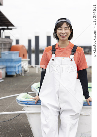 一名漁業婦女站在魚港 115074611