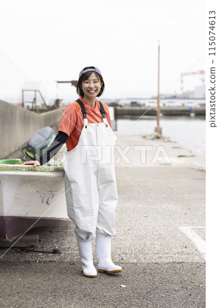 一名漁業婦女站在魚港 115074613