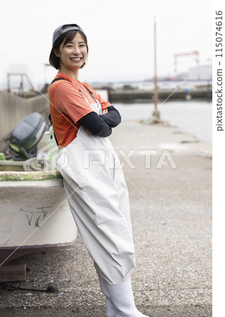 一名漁業婦女站在魚港 115074616