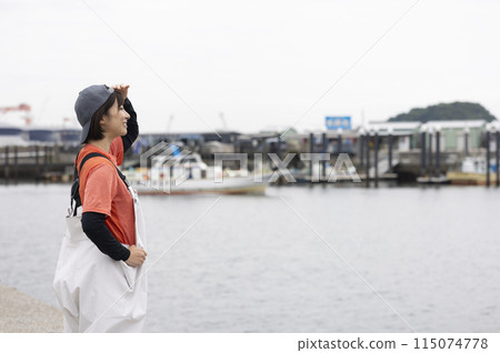 一名漁業婦女站在魚港 115074778