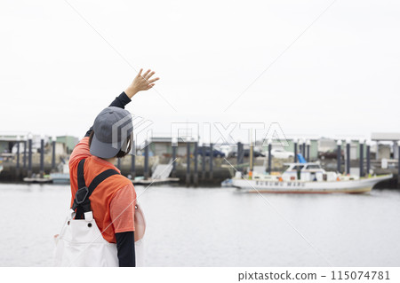 一名漁業婦女站在魚港 115074781