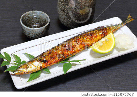 Grilled saury and sake 115075707