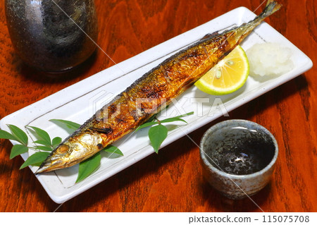 烤秋刀魚和清酒 115075708