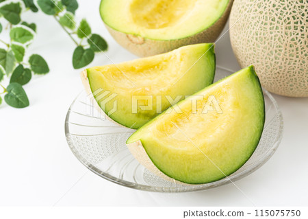 白色背景上的安地斯山脈瓜 115075750