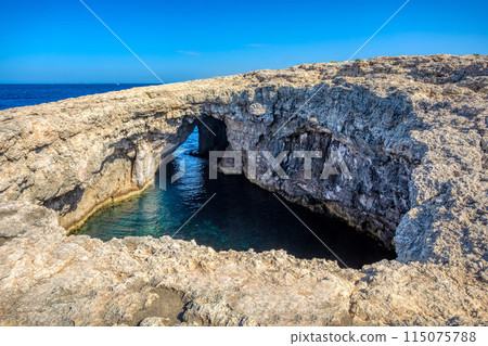 Blue Hole Viewpoint Coral Lagoon, Island Malta. Blue Hole Viewpoint Coral Lagoon, Island Malta. 115075788