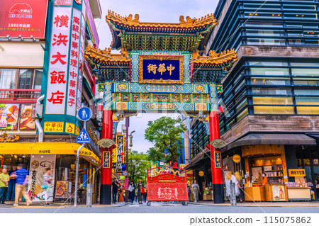 Yokohama cityscape in Japan in May. A view of Yokohama Chinatown and Zenrinmon Gate in the season of fresh greenery (23rd) 115075862