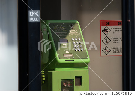 電話亭老式綠色公用電話 115075910