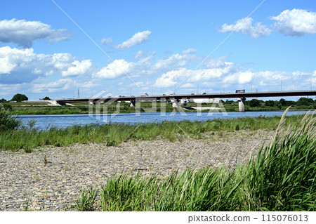 從右岸上游河床看到的喬布橋 從右岸上游河床看到的喬布橋 115076013