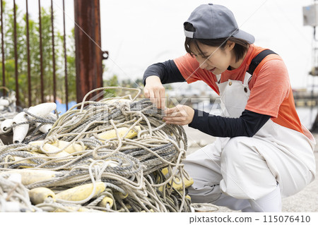 在漁港工作的婦女 115076410