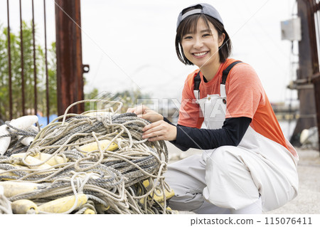 在漁港工作的婦女 115076411