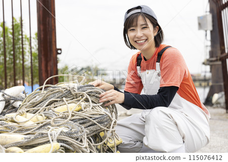 在漁港工作的婦女 115076412